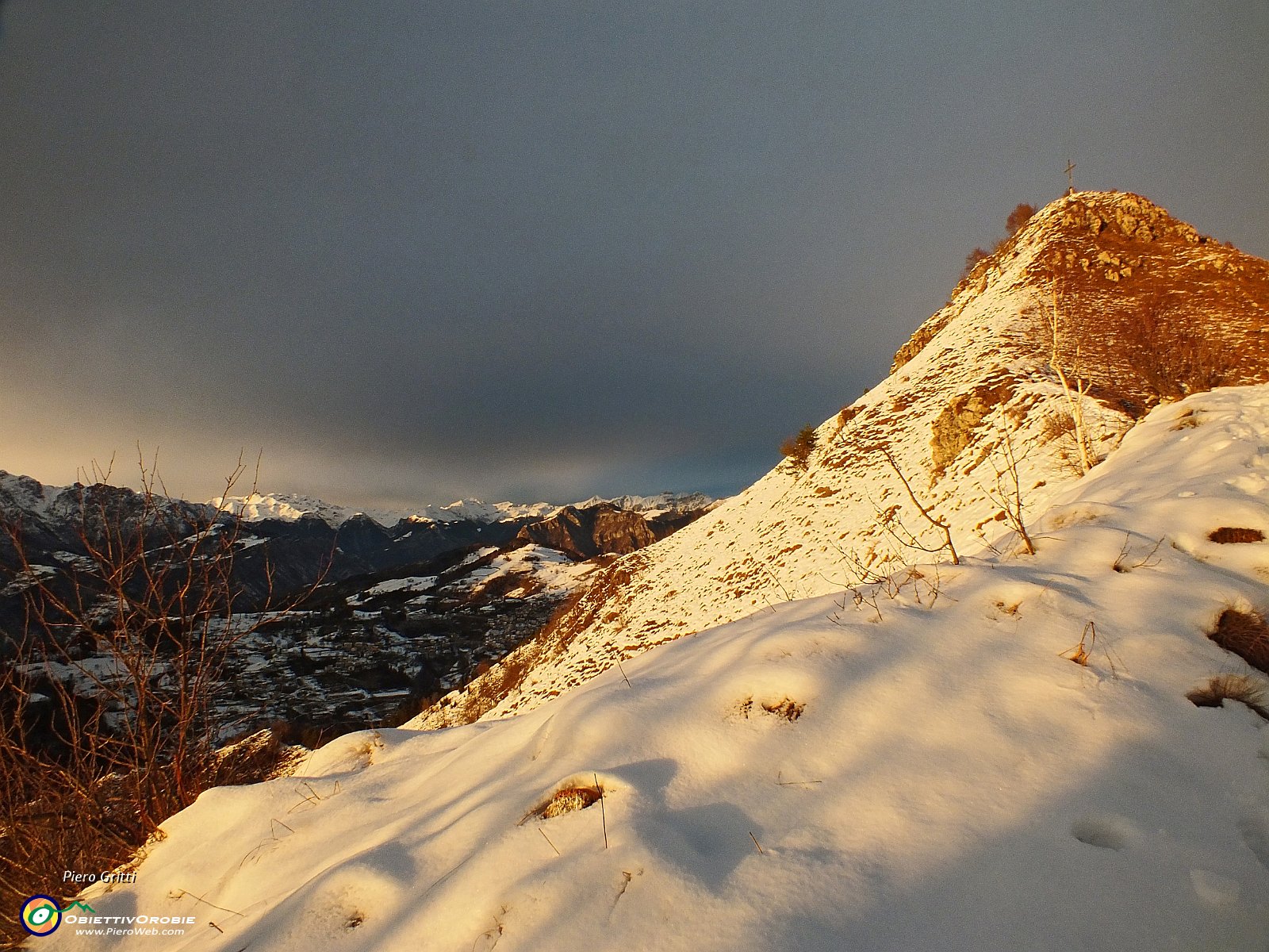 38 Il Monte Gioco splende nel sole del tramonto.JPG